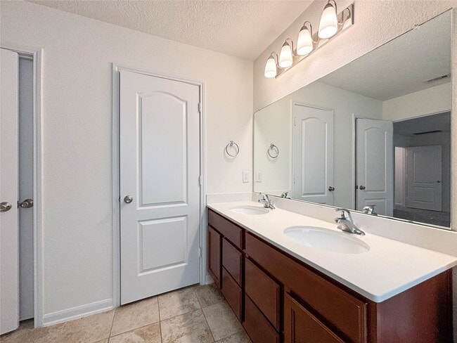 Building Photo - 2527 Boxwood Park