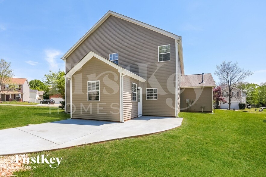 Building Photo - 2300 Silver Run Dr