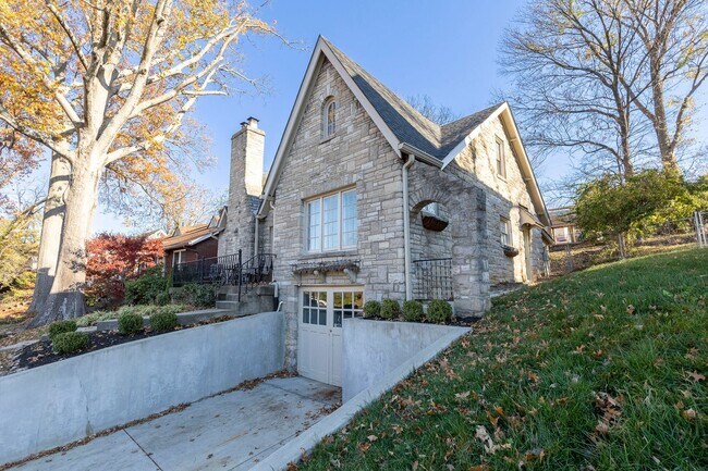 Building Photo - 2144 Lakeside Dr