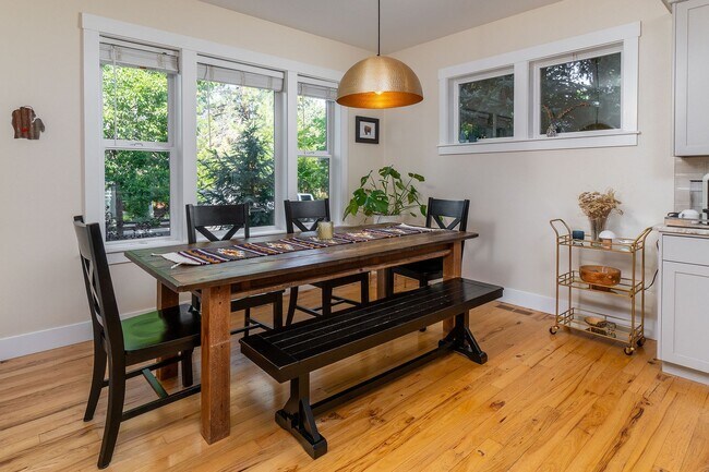 Primary Photo - Beautiful Craftsman Style Home in Northwes...