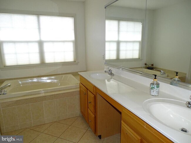 Building Photo - 213 Silverbell Ct