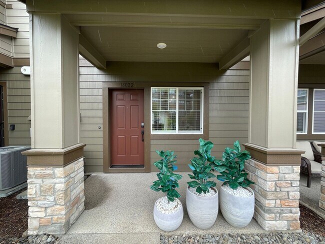 Building Photo - Beautiful, Bight & Modern 2Bd/2.5Ba Townhome in North Bethany! Two car attached garage, In unit l...