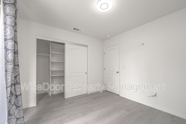 Building Photo - 609 W 4th Ave