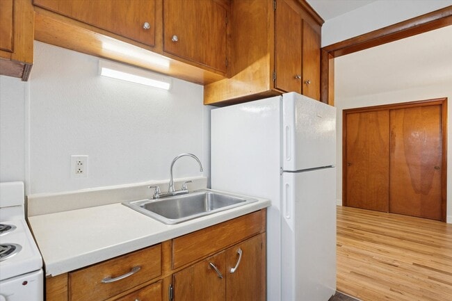 Building Photo - Available Immediately – 1B/1B Recently Renovated Unit