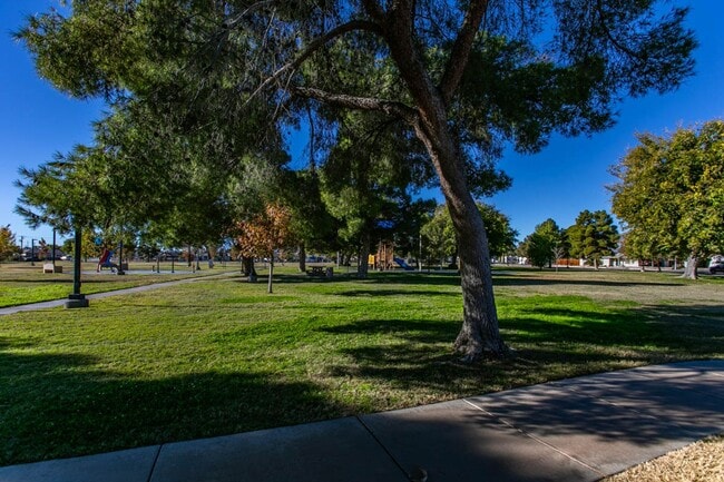 Building Photo - Nicely Updated 2 Bed, 1 Bath Single Story Home In Established Neighborhood