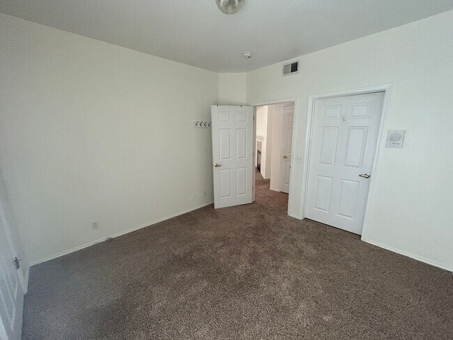 Building Photo - Nice 2 bedroom, 2 bath condo close to Fort...