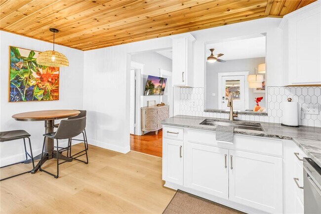 Building Photo - 748 11th Ave N