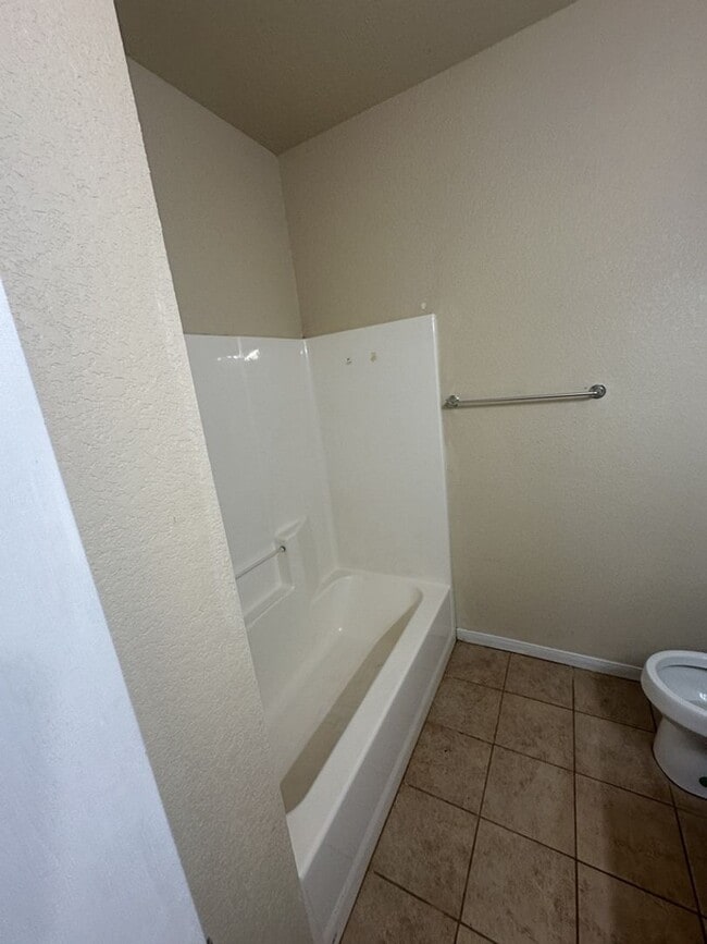 Building Photo - AVAILABLE NOW!!