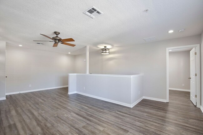 Building Photo - Modern 1/1 Spacious Apartment with 1 Car G...