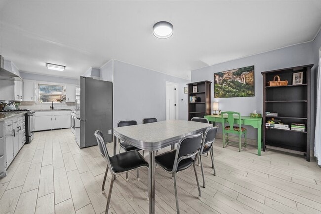 Building Photo - 1202 SW B St