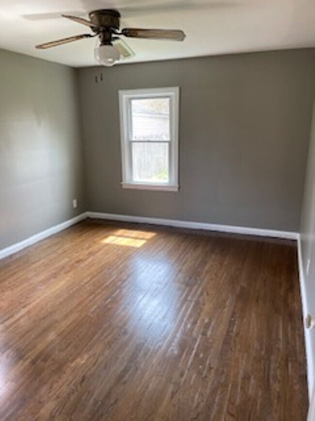 Building Photo - 3 bed 1 bath bungelow in Harper Woods with attached garage and basement