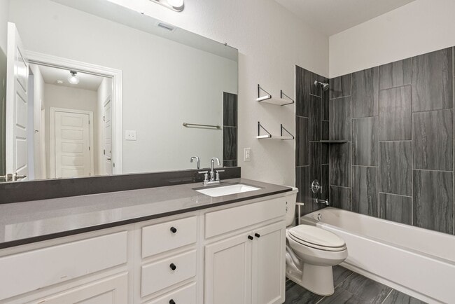 Building Photo - Beautiful 3 bedroom, 2.5 bathroom home in Summerrow Condos!!!