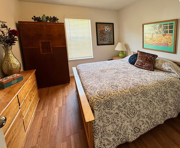 2nd bdrm - 1009 Crest Ridge Pl SW