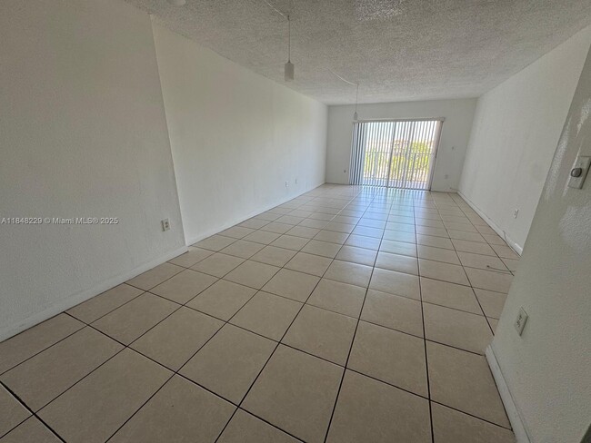 Building Photo - 9350 Fontainebleau Blvd