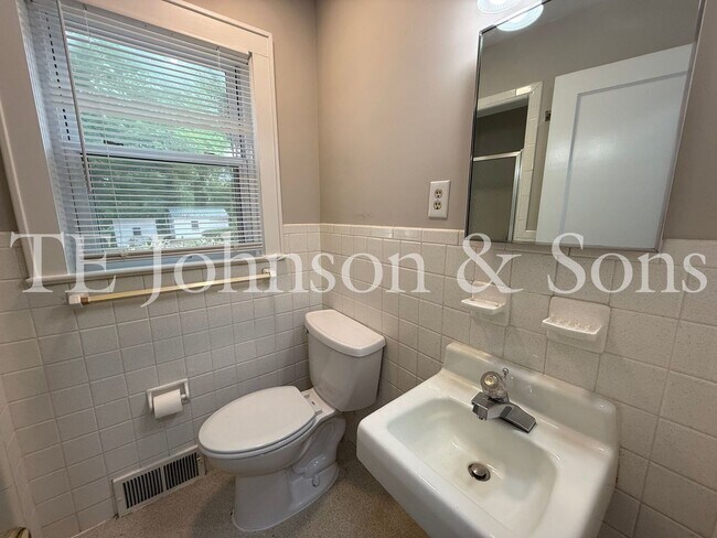 Building Photo - Spacious 3 Bedroom Home with Primary Suite on Main Level and 2-Car Carport