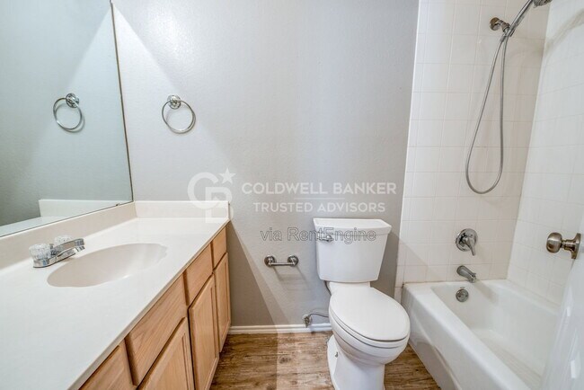 Building Photo - 5326 Kenosha Ave