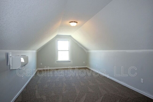 Building Photo - 423 Peaksview Dr