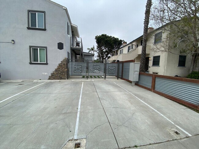 Building Photo - AC! In Unit Washer & Dryer! Reserved Onsite Parking! Downstairs Home!