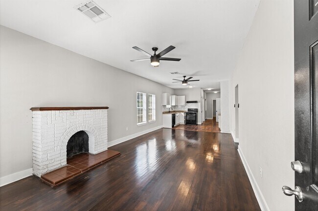 Building Photo - 5109 Lindsay St