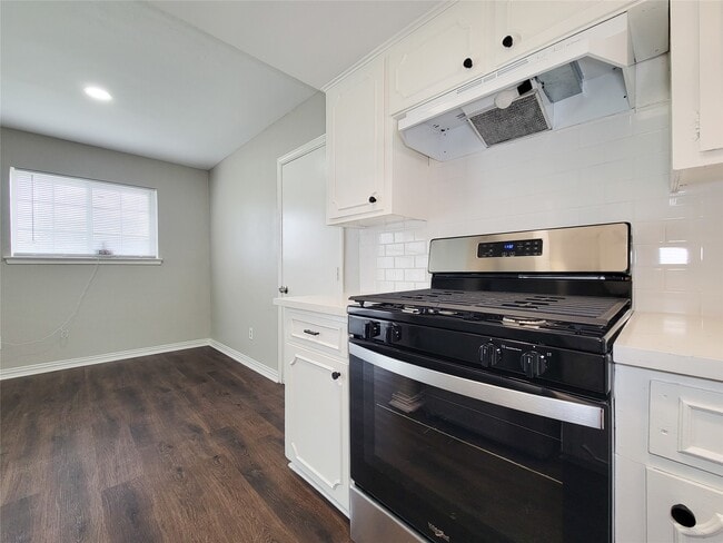 Building Photo - 6439 Oaknut Dr