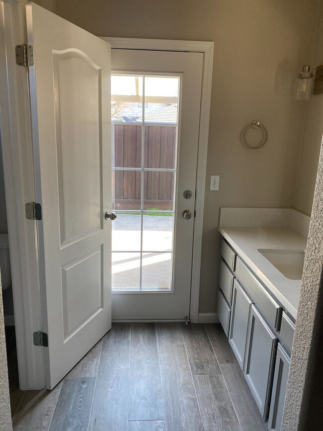Building Photo - Cute 3 Bedroom Home