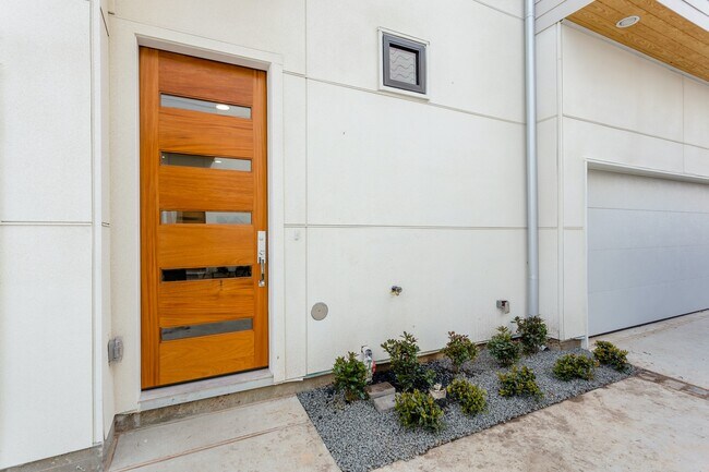 Building Photo - 3404 Saltus St