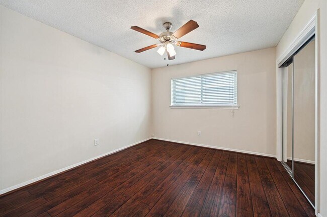 Building Photo - 10607 Longmont Dr