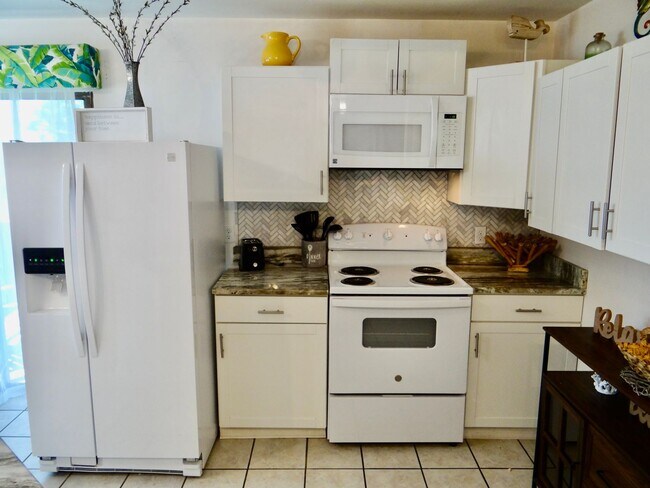 Building Photo - Furnished All-Inclusive 4bed/3bath condo a...