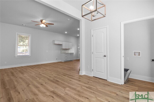 Building Photo - 826 W Victory Dr