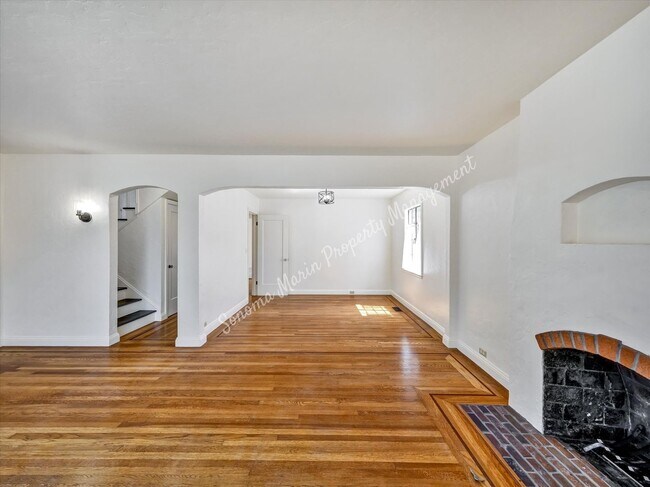 Building Photo - Charming Mill Valley Home Available ~ Walk Downtown ~ Great Location