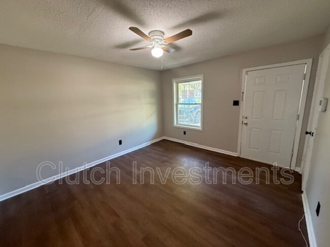 Building Photo - 2935 Briarwood Dr