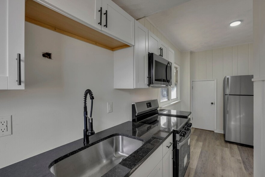 Building Photo - 1430 Kenmore Rd