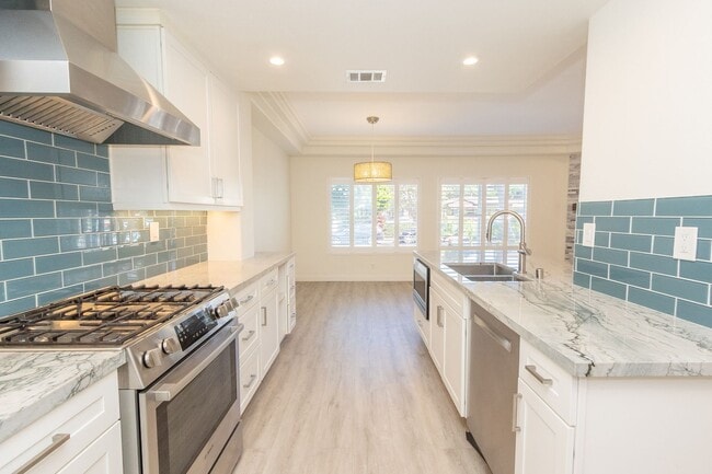 Building Photo - Modern Coastal 3 Bed/3 Bath Townhome w/ Rooftop Deck w/ Bay & Ocean Views in North Pacific Beach!