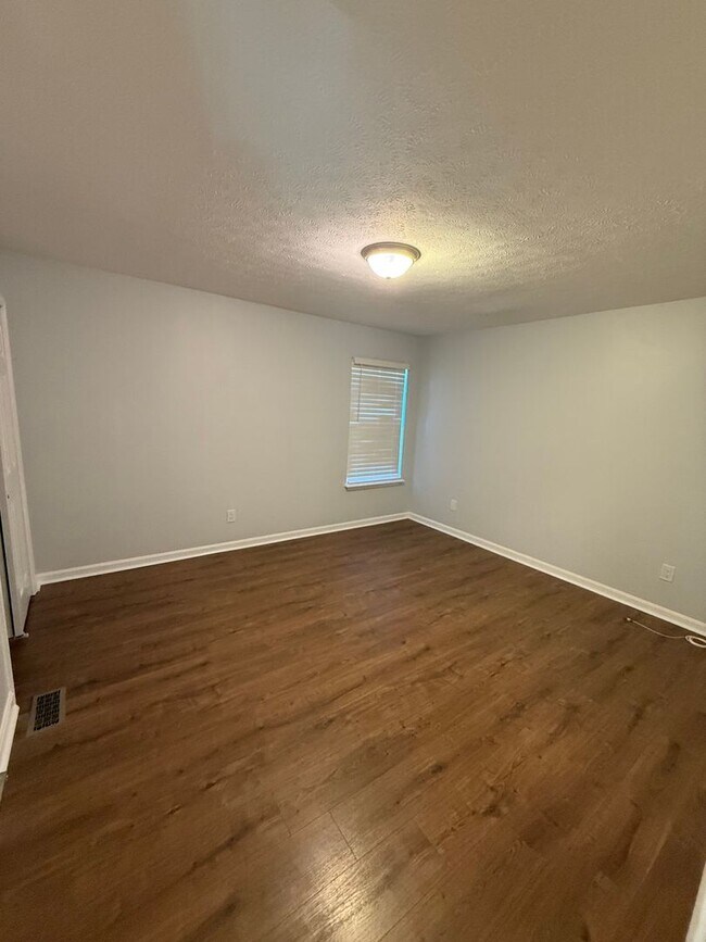 Building Photo - 10412 Pinoak View Dr