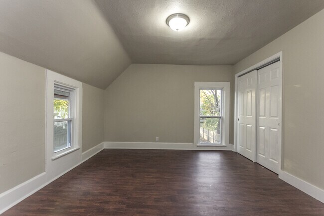 Building Photo - 5 Bedrooms, 2 Bathrooms - Near Drake