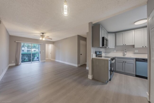 Building Photo - 105 Gardens Dr