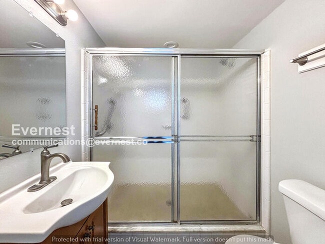 Building Photo - Spacious 4 Bed, 2 Bath Home with Off-Street Parking and Hookups