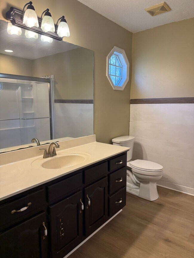 Building Photo - 3 Bedroom Home with Back Deck & Large Fenc...