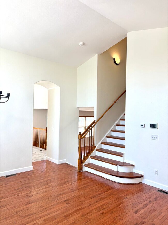 Building Photo - Beautiful 3bd, 3 bath single family home bedroom for rent in Aurora 80016