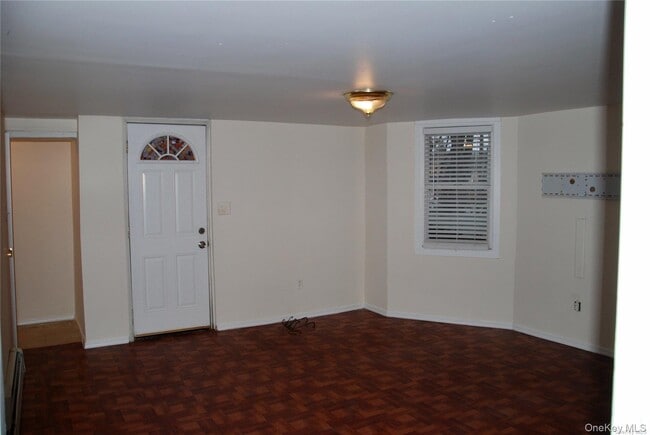 Building Photo - 17 Crescent Dr