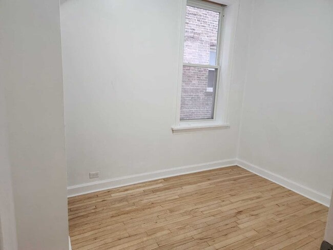 Building Photo - 820 N Leavitt St