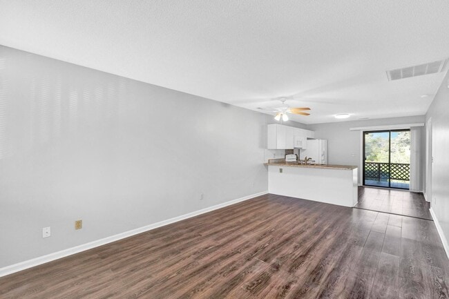 Building Photo - Second Floor Apartment Available in Wilmington!