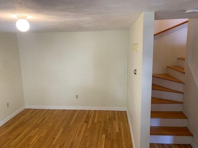 Building Photo - 138 Thorndike St
