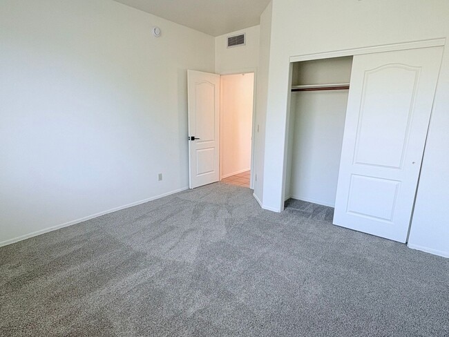 Building Photo - *AVAILABLE NOW* Gorgeous 3 bed/2 bath home...