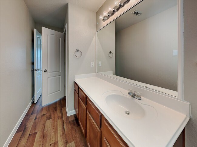 Building Photo - 11338 Log Cabin Ln