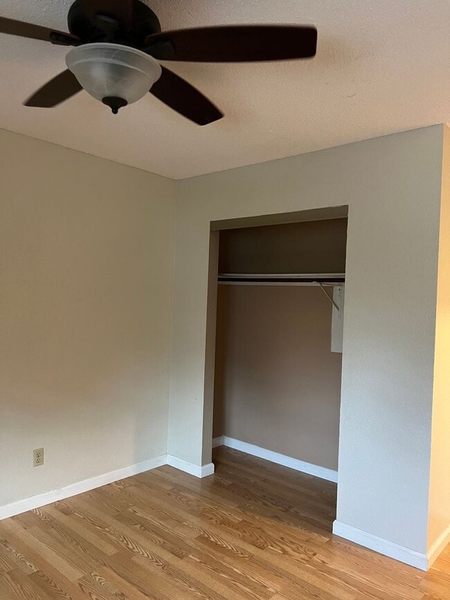 Building Photo - Available now! South Davis Townhome On Ver...