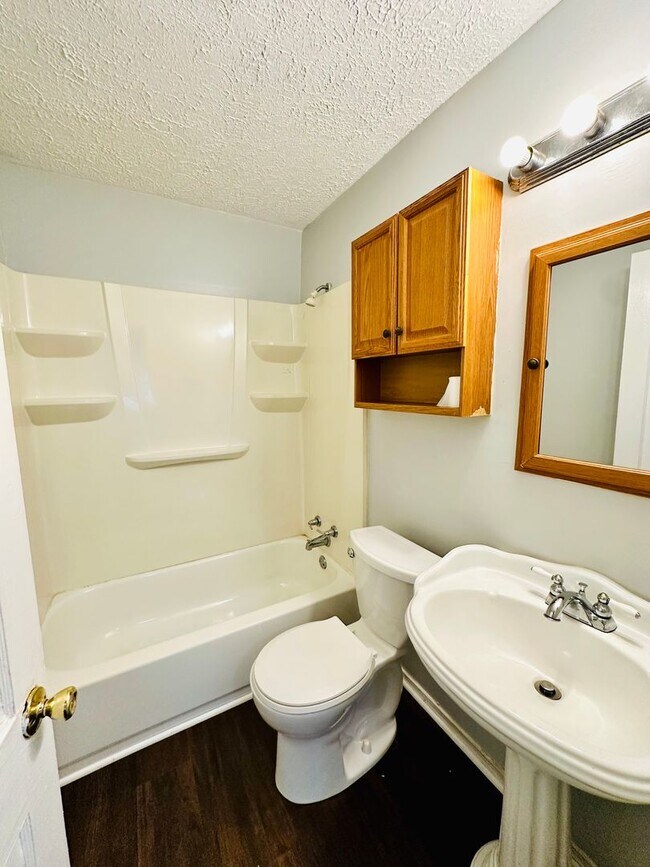 Building Photo - 2BR off Taylor Blvd with open floor plan n...