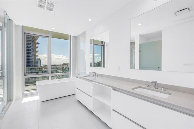 Building Photo - 400 Central Ave