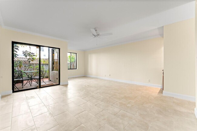 Building Photo - 817 SE 12th Ct
