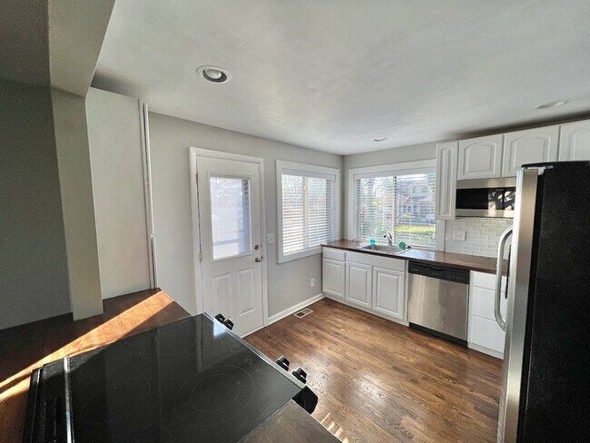Building Photo - Immaculate large Kennedy Heights Home!